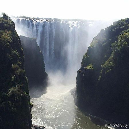 ホテル Courtyard Victoria Falls リビングストン エクステリア 写真